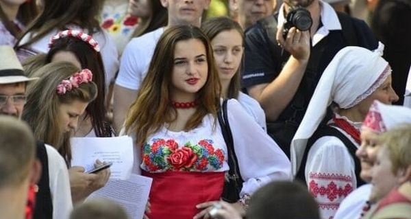 В Киеве прошел 16-й Мегамарш вышиванок (фото, видео)