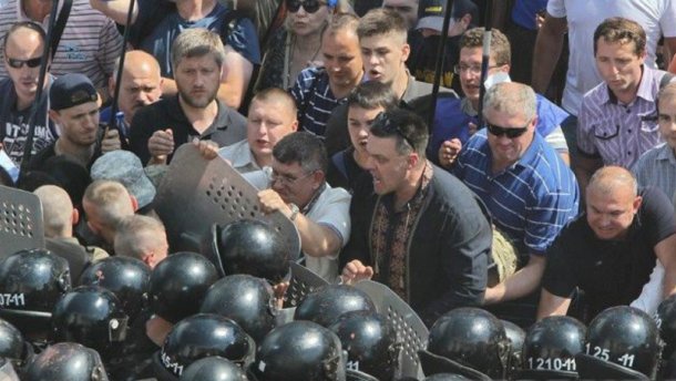 У Авакова идентифицировали “свободовцев”, участвовавших в столкновениях под украинским Парламентом