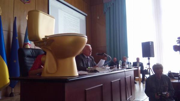 Мэру Борисполя подарили “золотой” унитаз (+фото)