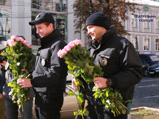 Розы от столичных полицейских как напоминание женщинам сходить к маммологу (фото)