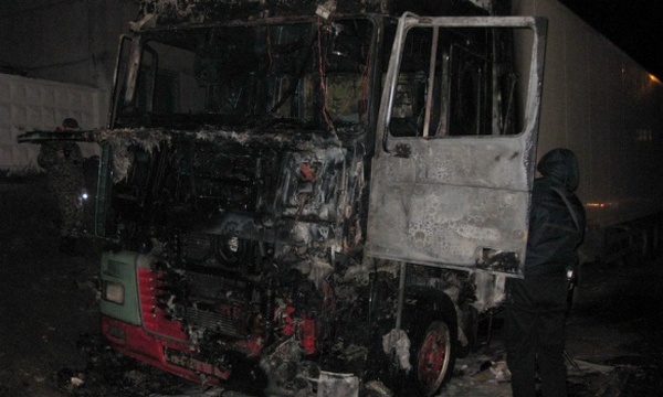 В Киеве заживо сгорел водитель грузовика (видео)