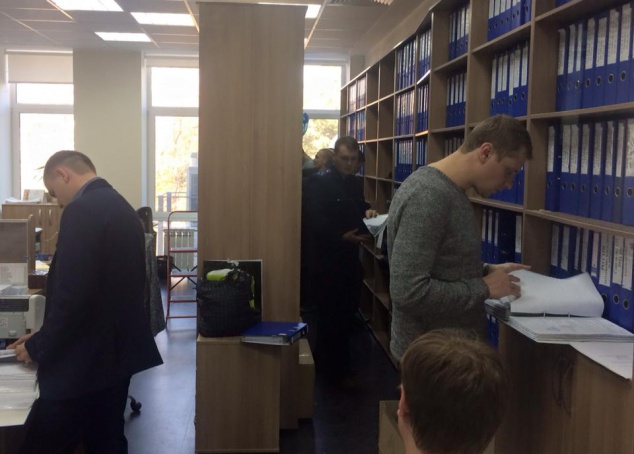 В центральном киевском офисе медлабораторий “Синэво Украина“ налоговики устроили  ”маски шоу”