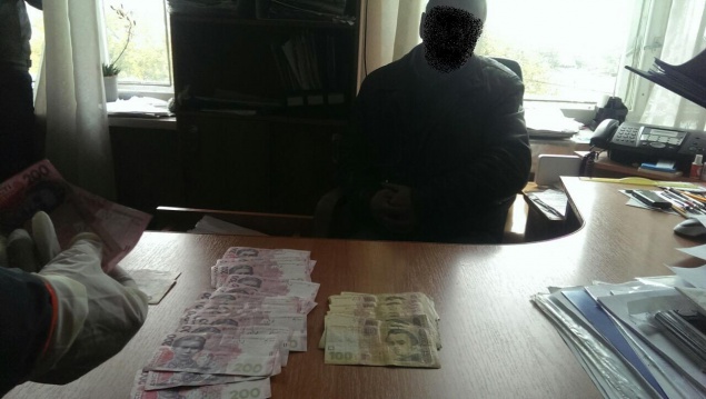 На Киевщине с 7 тыс гривен взятки задержали начальника одного из госпредприятий (фото)