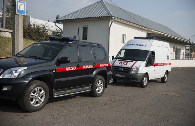 Два джипа “Киевспецмедтранса“, которые возили чиновников, переоборудовали под ”скорые помощи”