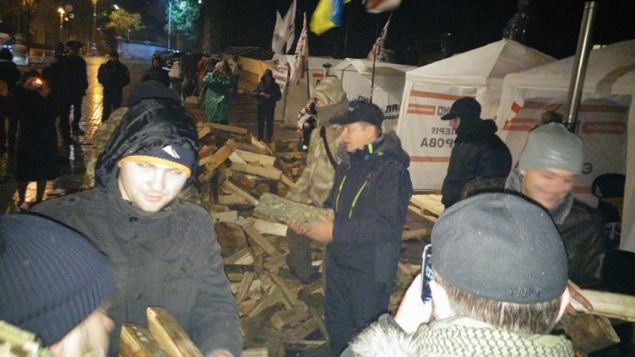 В рамках “тарифного Майдана” радикалы во главе с Ляшко провели первую ночь под Кабмином