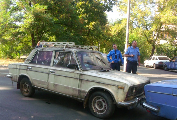 Два киевских студента угнали “ржавеющий” на улице автомобиль
