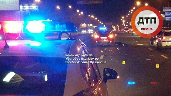 В Киеве девушка на скорости сбила человека, устанавливающего на дороге “аварийку”