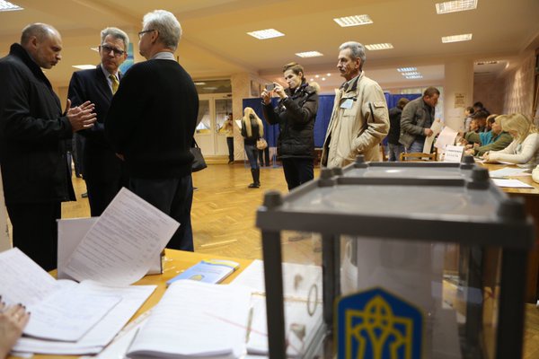 Посол США посетил избирательный участок в Киеве