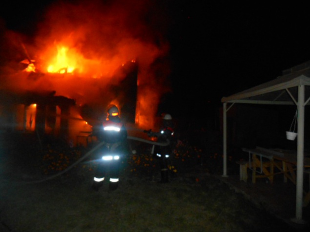 На Киевщине горела дача: пострадала женщина (фото)