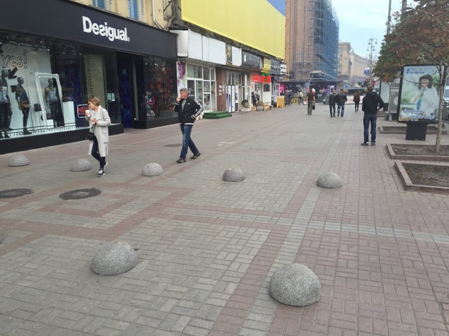 Киевляне раскритиковали инициативу властей - ограничительные полусферы на тротуарах Крещатика (фото)