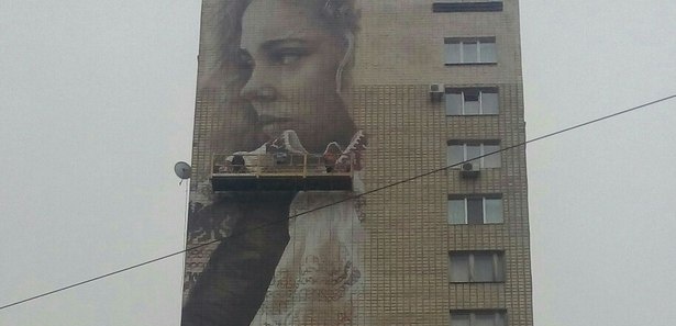 На стене столичной 18-этажки появилось изображение прекрасной украинки (фото)