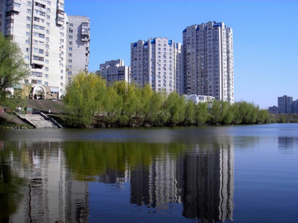 В Киеве будут судить предпринимателя, самовольно построившего ресторан возле “Лебединого” озера