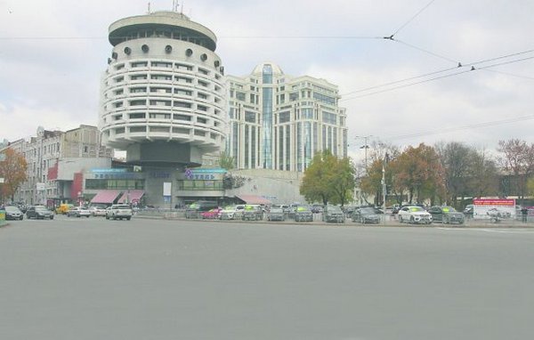 Парковку и часть тротуара в центре Киева приспособили под элитную автобарахолку