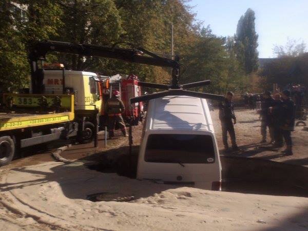 В Киеве стоящий микроавтобус провалился в образовавшуюся в результате порыва яму