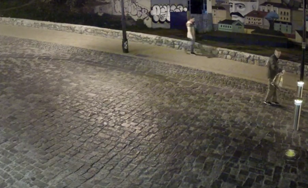 Неизвестный вандал разбил боллард на Андреевском спуске (видео)