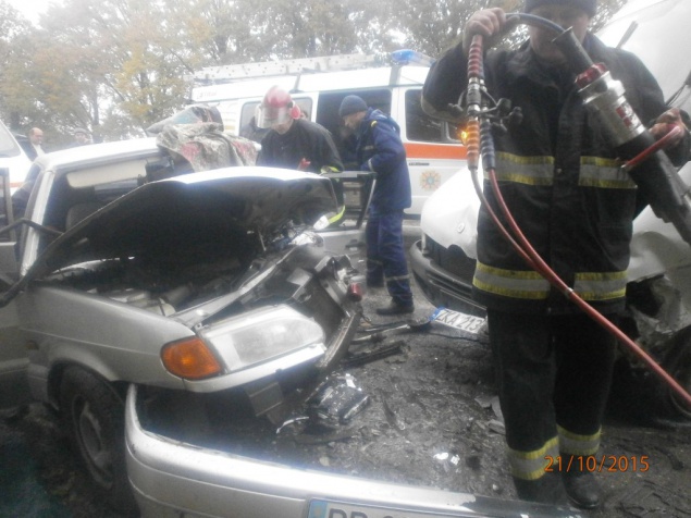 На Киевщине поляк устроил ДТП: водителя ВАЗа вырезали из покореженного авто