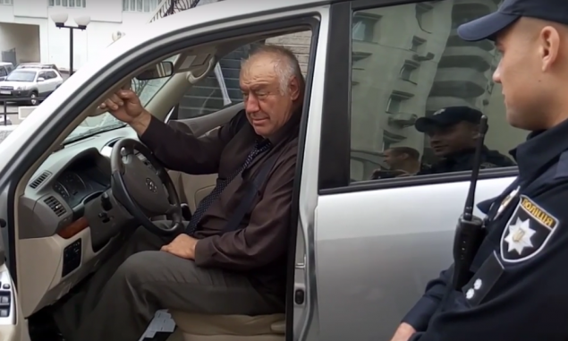 Киевская полиция задержала пьяного кандидата в мэры Харькова (видео)