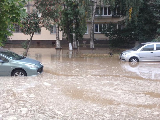 Отопительный сезон на Борщаговке начался с затопления улиц “кипятком” (фото)