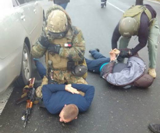 СБУ и военная прокуратура предотвратили нападение на автомобиль, который вез в Киев “теневую зарплату” в валюте