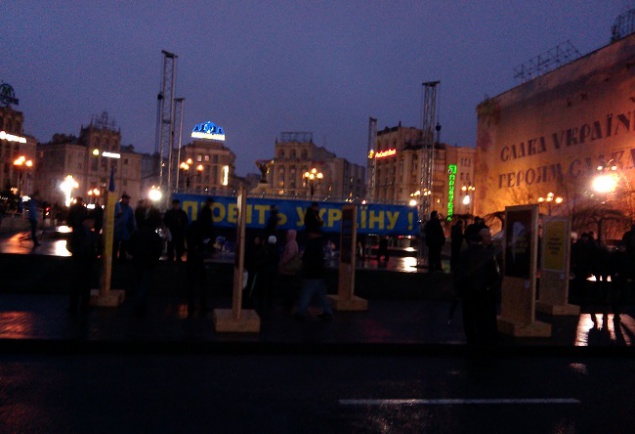 Памятный концерт на Майдане проходит со скандалом