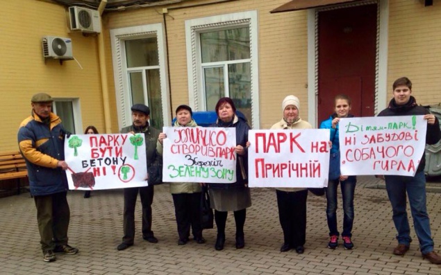 Под Хозсудом Киева против застройки снова митингуют жители Оболони