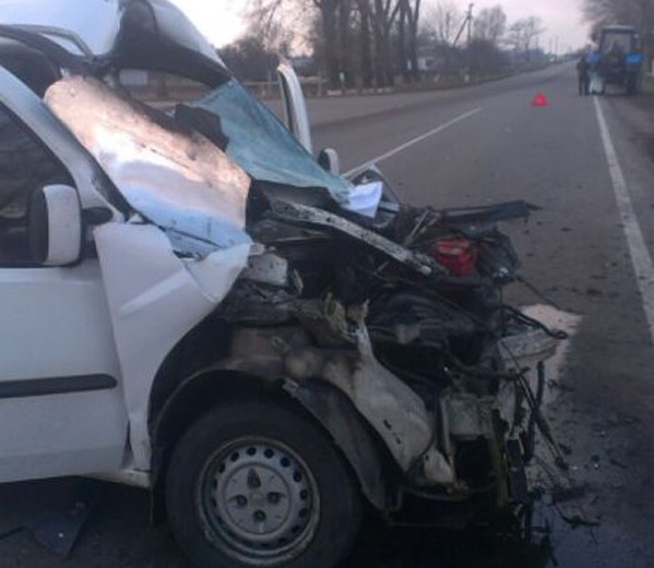 В результате столкновения с трактором на Киевщине пострадали трое человек
