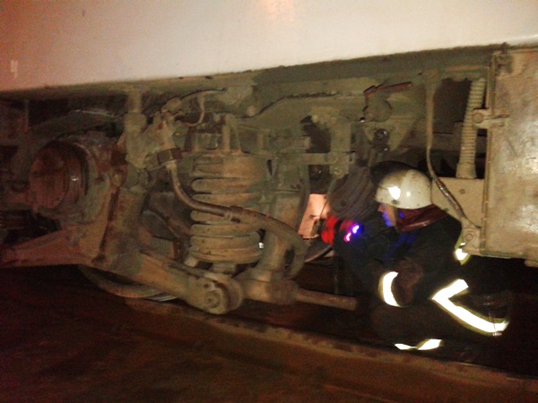 В пассажирском поезде в Киеве загорелся локомотив