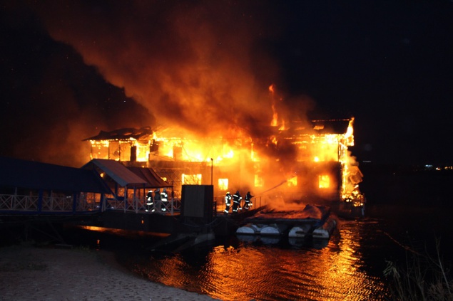 Спасатели ликвидировали пожар в ресторане “Веранда на Днепре” (видео)