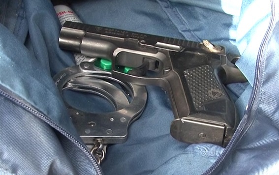 Киевские правоохранители обнаружили в машине одесситки богатый арсенал оружия и спецсредств (фото, видео)