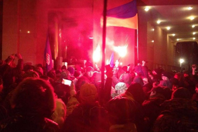 В Киеве штурмуют офис Ахметова