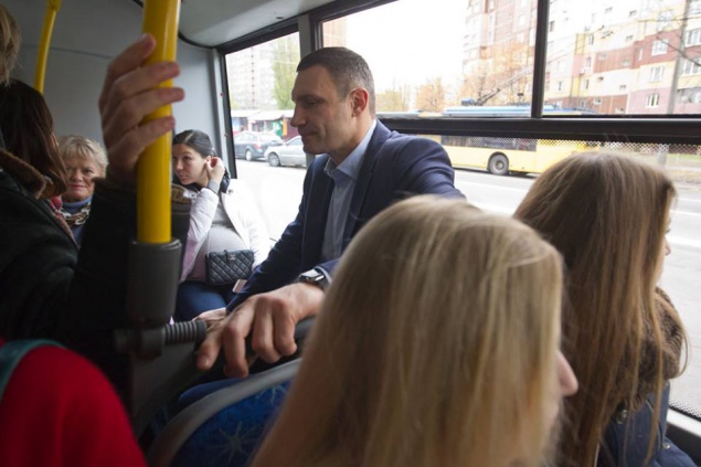 Кличко “испытал” новый автобусный маршрут с Троещины (фото)