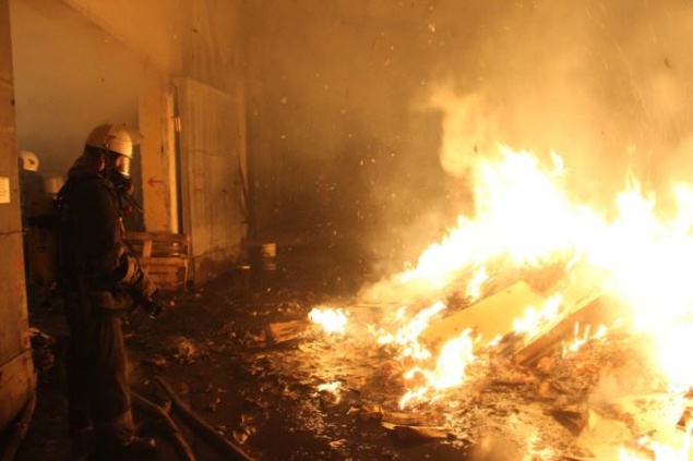 В Киеве горел склад с макулатурой (фото, видео)