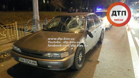 На Краснозвездном проспекте в Киеве автомобиль сбил двух подростков