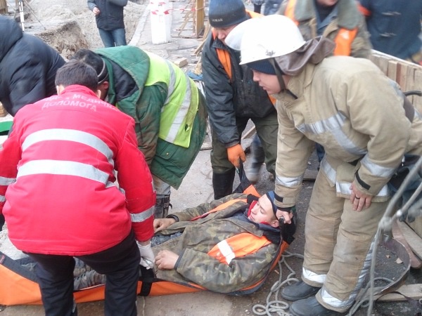 Во время аварийно-восстановительных работ в Киеве коммунальщика завалило землей