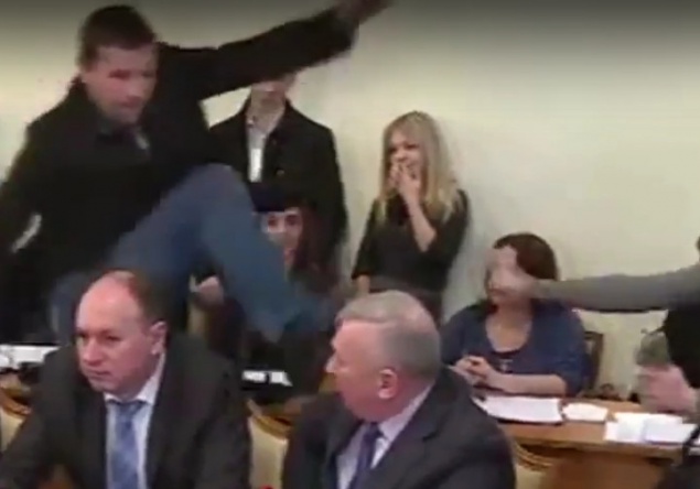 Депутат Парасюк напал на сотрудника СБУ во время заседания Антикоррупционного комитета (видео)