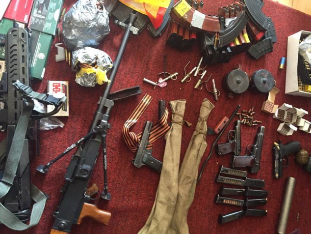 СБУ задержала жителя Киевщины, торговавшего автоматами, огнеметами, пулеметами и гранатами (видео)