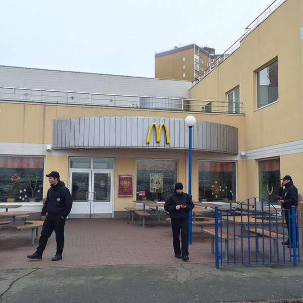 В Киеве “минировали” две станции метро и McDonald`s