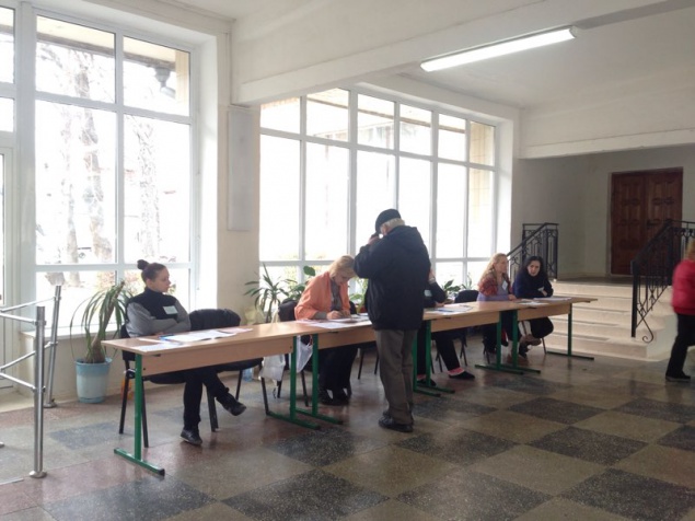 В Киеве избиратели рвут бюллетени (фото)