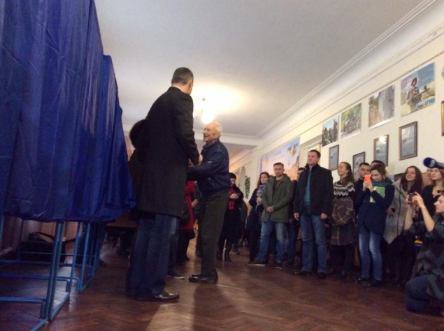 В Киеве проголосовал кандидат на пост мэра Виталий Кличко (фото)