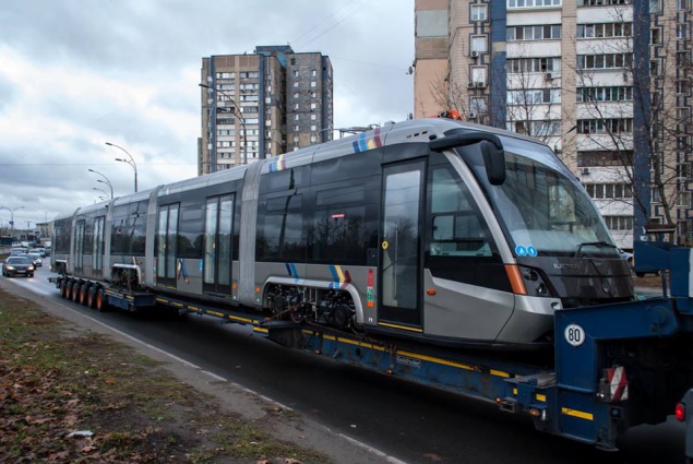 В Киев привезли современный львовский трамвай (фото)