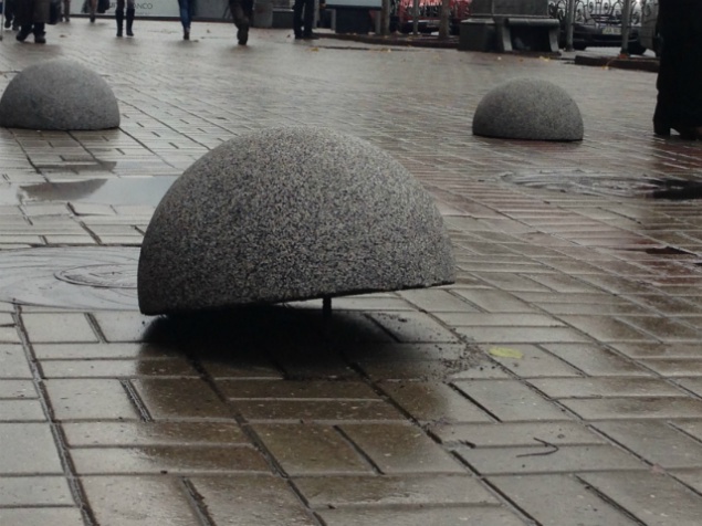 На Крещатике снова вырвали “каменные яйца”, мешающие парковаться автомобилям (фото)