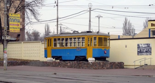 Памятник первому трамваю Киева перемещен в музей