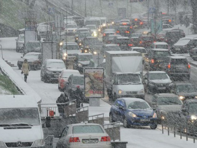 В Киеве снег вызвал пятибалльные пробки