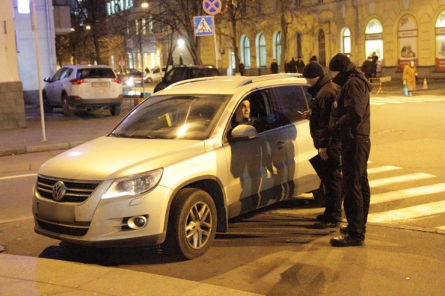 Машину нардепа Игоря Луценко эвакуировали на штрафплощадку за парковку на пешеходном переходе (+видео)