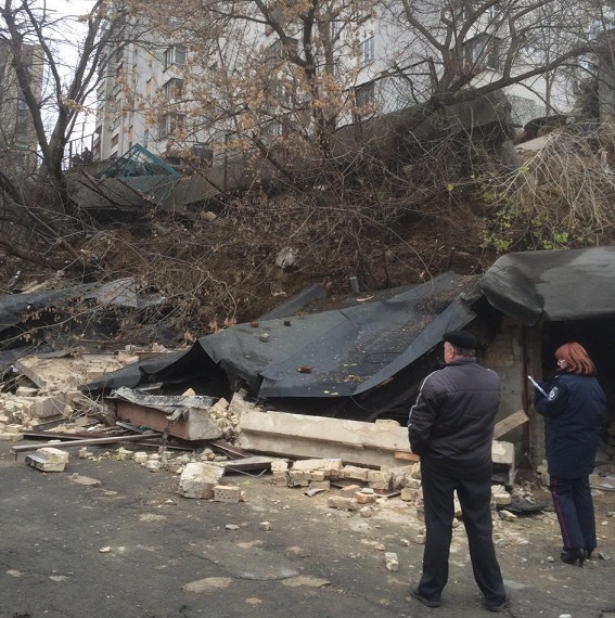 Подробности обвала фундамента дома в Киеве: землей засыпало 10 гаражей и 3 авто