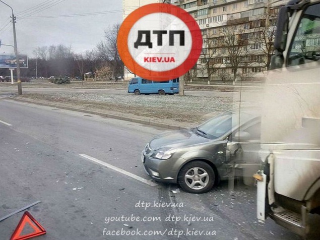 В Киеве фура протаранила легковой автомобиль