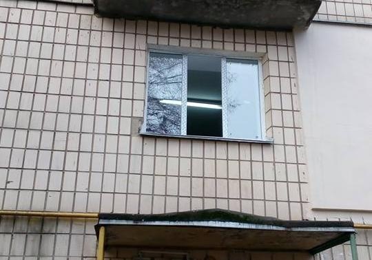 В Киеве неизвестные укралили стеклопакеты в отремонтированном доме
