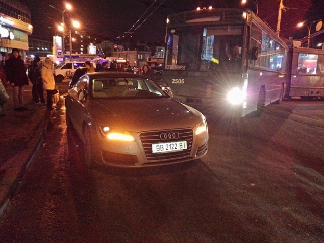 Луганская машина заблокировала в Киеве 4 троллейбуса и 3 автобуса