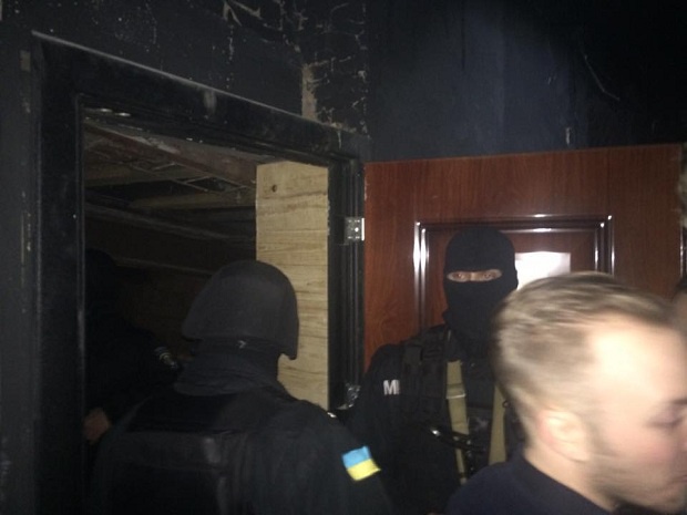 Полиция восемь часов с применением силы искала наркотики в киевском ночном клубе (+фото)
