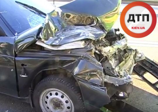 В Киеве водитель легковушки протаранил маршрутку (видео)